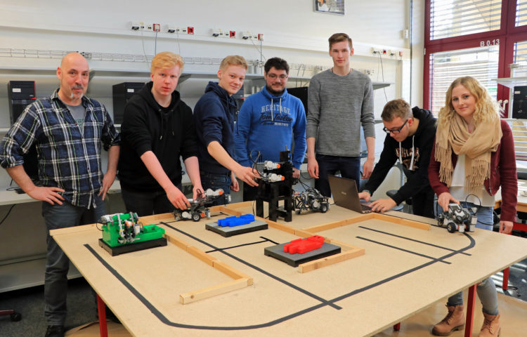 Die Zwölftklässler aus dem beruflichen Gymnasium Technik (hier mit ihrem Lehrer Dag Pechtel, links) haben in ihrer Projektarbeit den Betrieb in einem teilautomatisierten Krankenhaus simuliert.